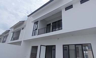 Rumah 2 lantai Lebar 10mtr 1 mnt tol buah batu bandung Hadap Barat