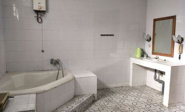 Dijual rumah 2 lantai di Ubung, Denpasar pinggir jln u/usaha dll