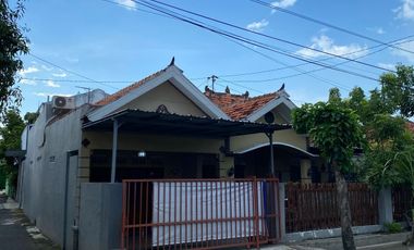 Rumah siap huni di jalan utama Kapten Syafiri Bangkalan luas 233m2
