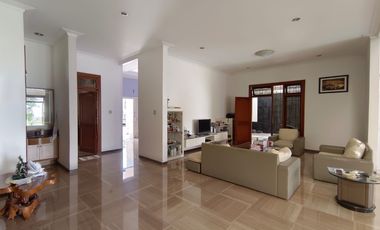 Rumah Araya tahap 1 di Raya Boulevard luas tanah 1.000m2 dengan Indoor pool dan 6 kamar tidur