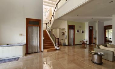 Rumah Araya tahap 1 di Raya Boulevard luas tanah 1.000m2 dengan Indoor pool dan 6 kamar tidur