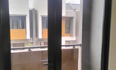 Rumah Cantik 2 Lantai di Summarecon Crown Gading, Bekasi e0117off