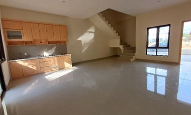 DIJUAL RUMAH LOKASI MENJANJIKAN DI TENGAH KOTA