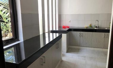 Town house Springhill Kemayoran Lt 300 M2, 4 Lantai, Timur, Lift