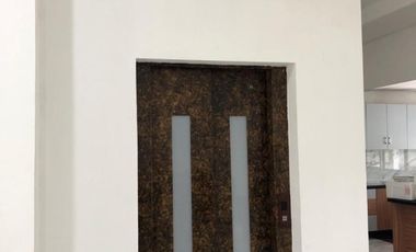 Town house Springhill Kemayoran Lt 300 M2, 4 Lantai, Timur, Lift