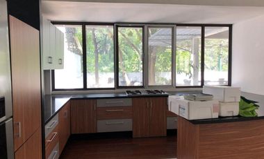 Town house Springhill Kemayoran Lt 300 M2, 4 Lantai, Timur, Lift