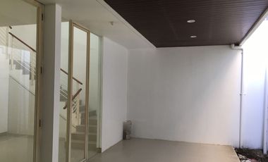 disewakan cepat rumah baru renovasi pakuwon indah