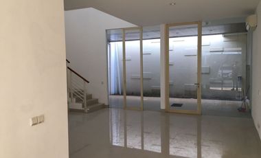 disewakan cepat rumah baru renovasi pakuwon indah