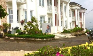rumah nuansa villa dua lantai di cipanas puncak jawa barat
