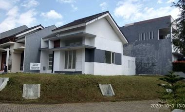 Rumah hook di Front View Rancamaya Golf Estate dengan harga terbaik