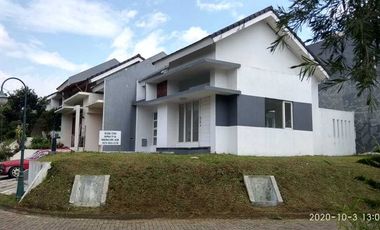 Rumah hook di Front View Rancamaya Golf Estate dengan harga terbaik
