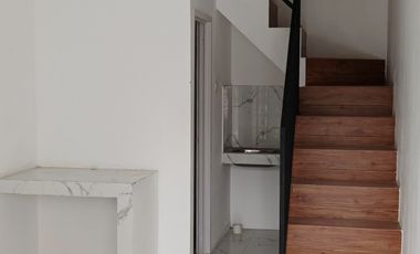 Rumah Strategis 2 Lantai Harga murah 300 Jt an Nego Di Jakarta timur