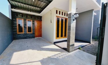 Rumah Baru Gedongan Colomadu Siap Pakai Bonus Pagar Kanopi (DR)