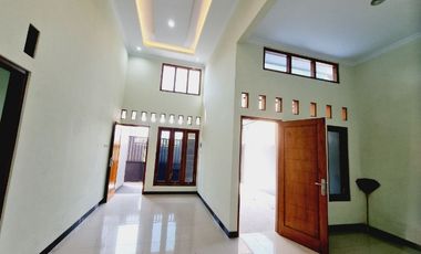 Rumah Baru Gedongan Colomadu Siap Pakai Bonus Pagar Kanopi (DR)