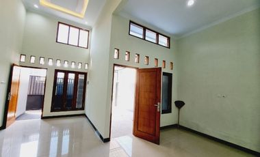 Rumah Baru Gedongan Colomadu Siap Pakai Bonus Pagar Kanopi (DR)