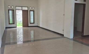 Rumah baru Renovasi anti banjir dengan lokasi strategis (NEGO)