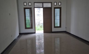 Rumah baru Renovasi anti banjir dengan lokasi strategis (NEGO)