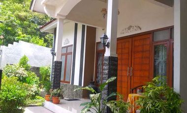 Dijual rumah luas siap huni, dekat UII Jl. Kaliurang Yogya, strategis