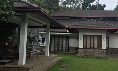 rumah mewah rasa villa di sayap Hegarmanah