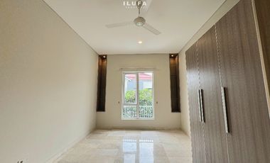 Disewakan Townhouse 4Br baru renov area Kemang
