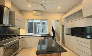 Disewakan Townhouse 4Br baru renov area Kemang