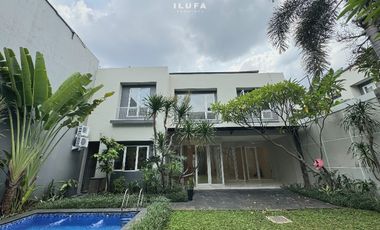 Disewakan Townhouse Modern lokasi strategis Kemang