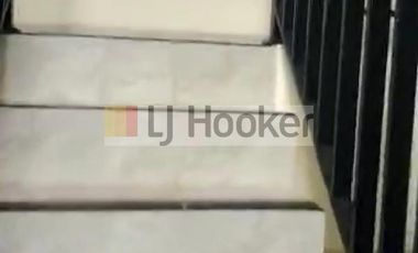 RUMAH STRATEGIS DI JALAN RAYA PKP AREA CIRACAS JAKARTA TIMUR