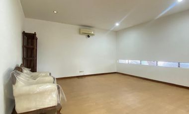 Disewa Rumah Modern, Terang, High Ceiling di Townhouse 6 Rumah Kemang