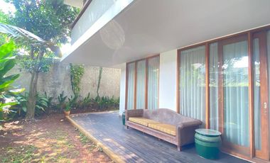Disewa Rumah Modern, Terang, High Ceiling di Townhouse 6 Rumah Kemang