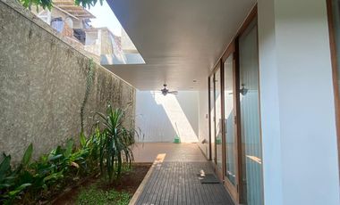 Disewa Rumah Modern, Terang, High Ceiling di Townhouse 6 Rumah Kemang