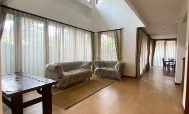 Disewa Rumah Modern, Terang, High Ceiling di Townhouse 6 Rumah Kemang