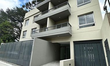 DEPARTAMENTO 2 AMBIENTES AMPLIO CON COCHERA