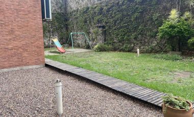 DEPARTAMENTO DE TRES AMBIENTES CON TERRAZA PROPIA