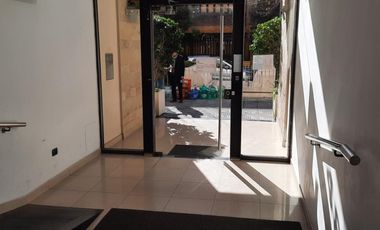 DEPARTAMENTO DE TRES AMBIENTES CON TERRAZA PROPIA