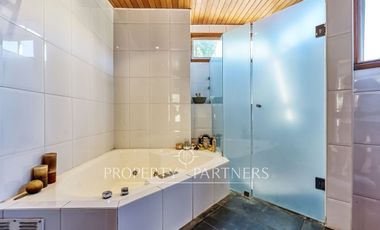 Chilena, con gran jardín formado, El Arrayán