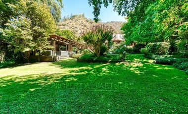 Chilena, con gran jardín formado, El Arrayán