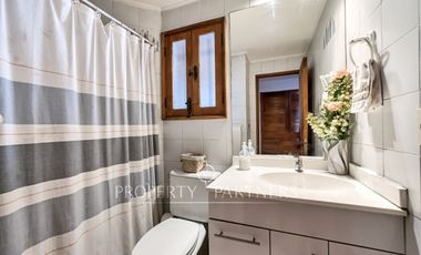 Chilena, con gran jardín formado, El Arrayán