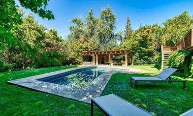 Chilena, con gran jardín formado, El Arrayán