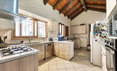 Chilena, con gran jardín formado, El Arrayán