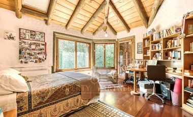 Chilena, con gran jardín formado, El Arrayán