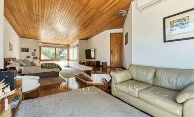 Chilena, con gran jardín formado, El Arrayán