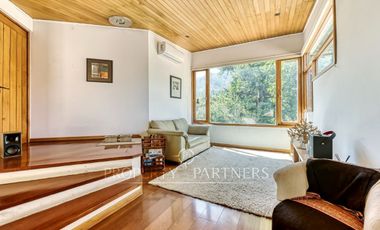 Chilena, con gran jardín formado, El Arrayán