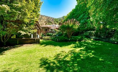 Chilena, con gran jardín formado, El Arrayán