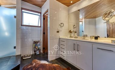 Chilena, con gran jardín formado, El Arrayán