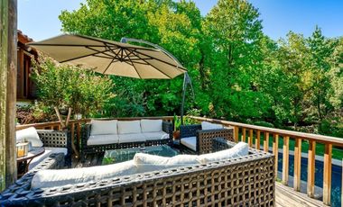 Chilena, con gran jardín formado, El Arrayán