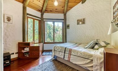 Chilena, con gran jardín formado, El Arrayán