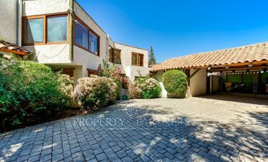 Chilena, con gran jardín formado, El Arrayán