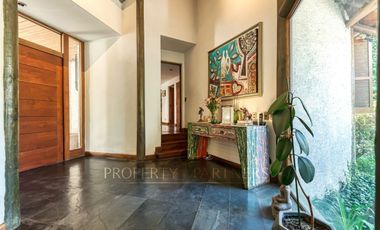 Chilena, con gran jardín formado, El Arrayán