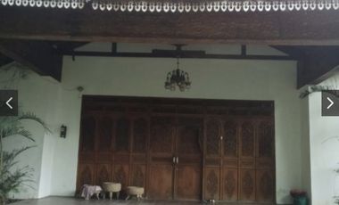 DIJUAL RUMAH DENGAN TANAH SANGAT LUAS LOKASI SUKORINI MUNTILAN