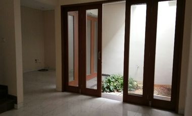 Rumah Minimalis Tropis lokasi strategis dalam townhouse